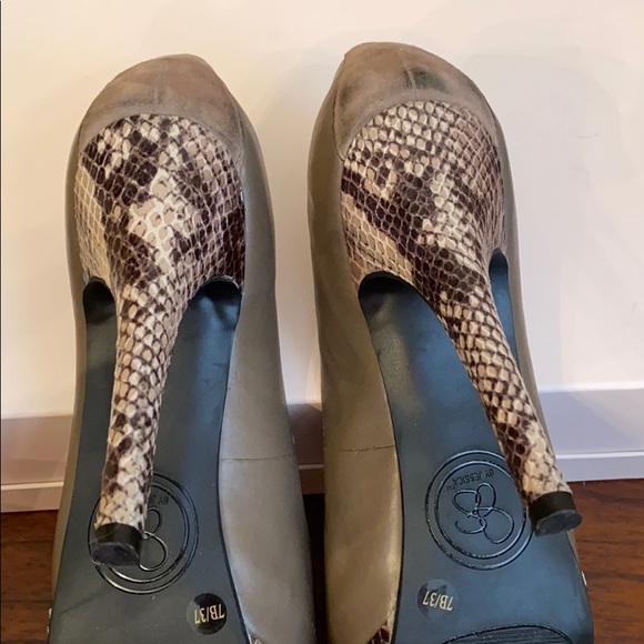 Jessica Simpson Taupe and Snakeskin heels - Picture 6 of 8